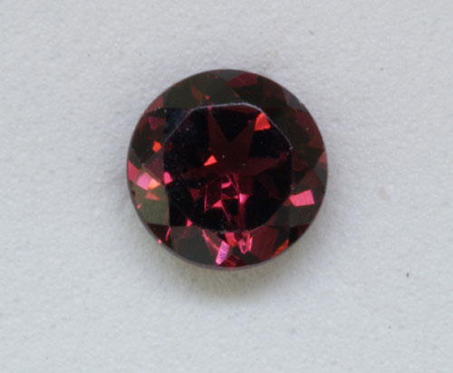 7.5mm Round Rhodolite Garnet (1.80 ct) 7.5mm Round Rhodolite Garnet (1.80 ct)